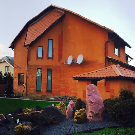 Готель Corner House Луцьк Екстер'єр фото