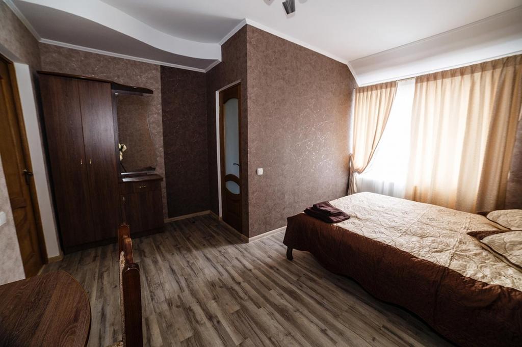 Готель Corner House Луцьк Екстер'єр фото